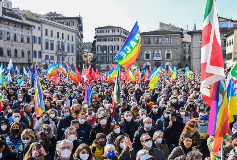 Thousands in Florence gather to hear Zelensky, protest war
