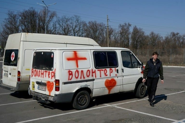 Volunteers risk lives to deliver supplies to besieged Mariupol