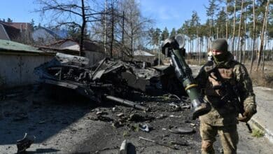 Photo of Ukrainian soldier thanks Britain as missiles wreck Russian tanks