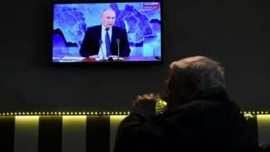 Photo of Letting state TV dominate, Russia chokes free media