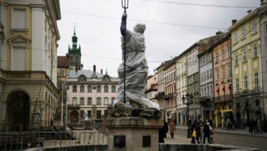 Photo of Historic Ukrainian city scrambles to defend heritage
