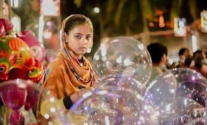 Balloon seller girl becomes glamorous model