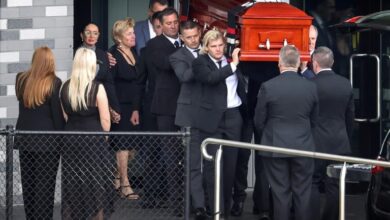 Photo of Hurley’s ‘heart aches’ as ‘Superman’ Warne honoured at private memorial