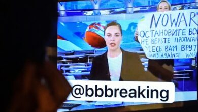 Photo of Protester interrupts Russian TV news with anti-war poster