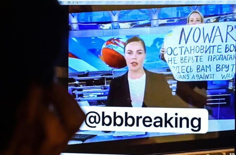 Protester interrupts Russian TV news with anti-war poster
