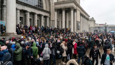 Photo of Displaced Ukrainians pack trains to western border