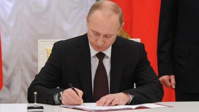 Photo of Putin signs law introducing jail terms for ‘fake news’ on army