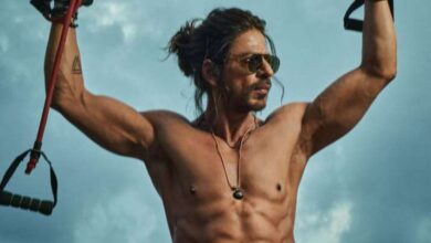 Photo of Shah Rukh Khan flaunts his killer eight-pack abs & rough look