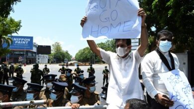Photo of Sri Lanka cabinet resigns after protesters defy curfew
