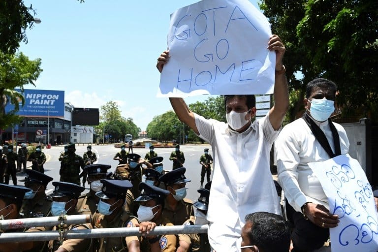 Sri Lanka cabinet resigns after protesters defy curfew
