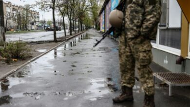 Photo of Last residents of east Ukraine ghost city brave Russian bombs