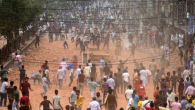 Photo of 1 killed, 100 injured as Clashes between New Market traders, Dhaka College students