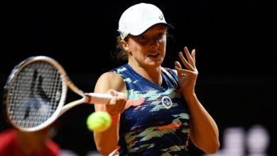 Photo of Swiatek brushes past qualifier to open Stuttgart campaign