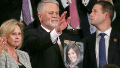 Photo of Kayla Mueller’s mother recalls pleas to IS to spare her daughter