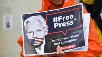 Photo of Wife of Assange urges UK to block his extradition