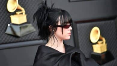 Photo of Music’s top stars burn up the Grammys red carpet