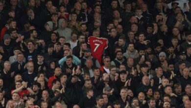 Photo of Liverpool fans show support for grieving Ronaldo