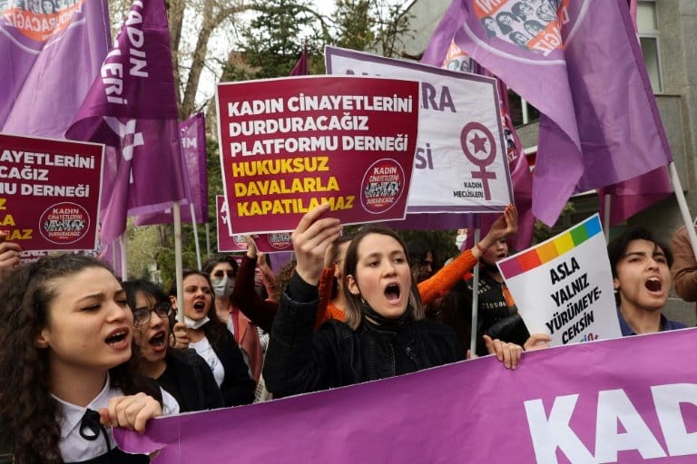 Hundreds rally against threat to close Turkish women's rights group
