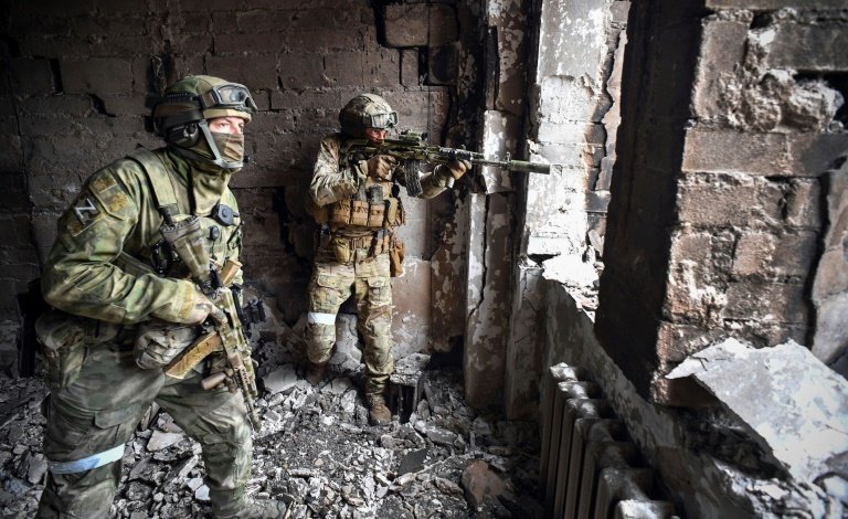Russia closes on Mariupol as US warns of chemical threat