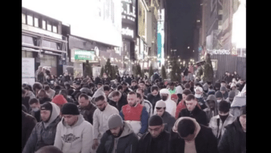Photo of Watch: Muslims offer taraweeh for first time at New York’s Times Square