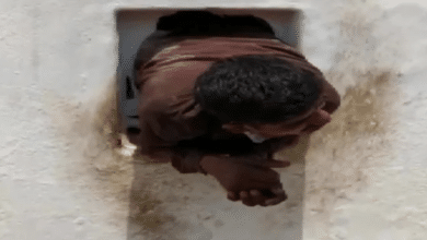 Photo of Thief gets stuck in wall hole while escaping temple he looted