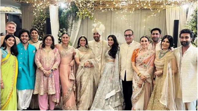 Ranbir-Alia wedding: Newlyweds poses with the Kapoor family