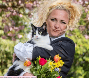 Woman marries her cat to avoid landlord's pet restrictions
