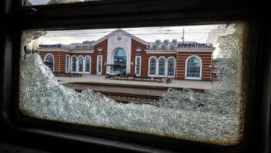 Photo of Civilians trickle out of Kramatorsk after station attack