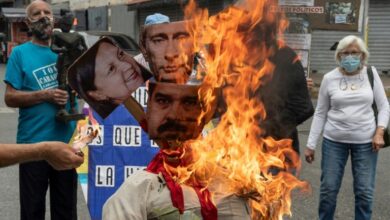 Photo of Putin and Maduro burnt as ‘Judas’ in Caracas