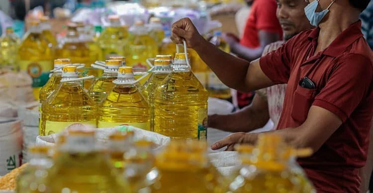 Edible oil being sold at govt-fixed price