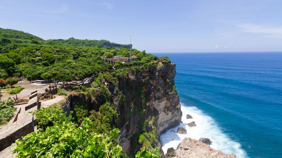 Tourist in Bali falls from 160ft in attempt to take selfie