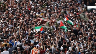 Photo of Thousands mourn at Jerusalem funeral for Al Jazeera journalist killed by Israel