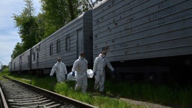Photo of Ukrainian forces collect Russian dead left behind