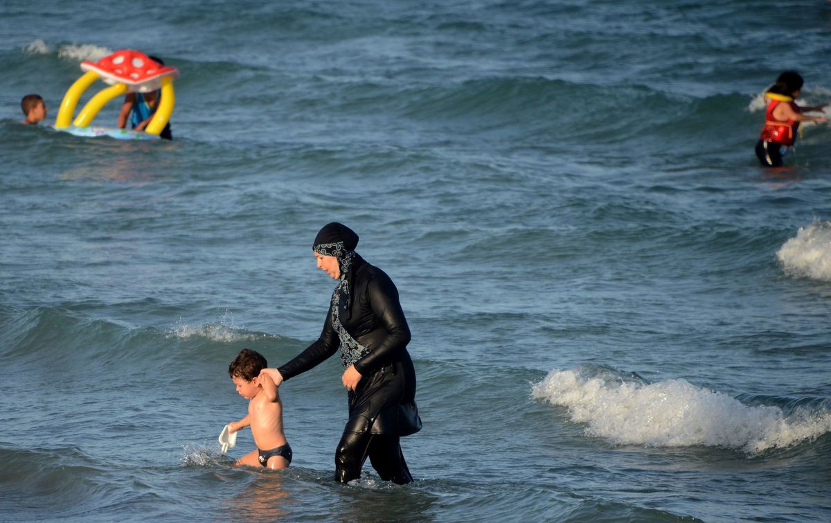 French government seeks to block burkinis in swimming pools