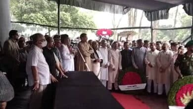 Photo of People pay last respect to Gaffar Chowdhury at Central Shaheed Minar
