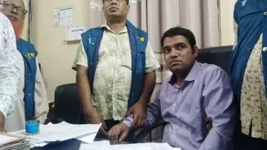 Photo of Factory and establishment dept official caught red-handed with bribe