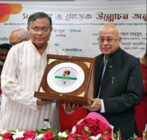 Hasan Mahmud honors state-award winning eminent personalities of Chattogram