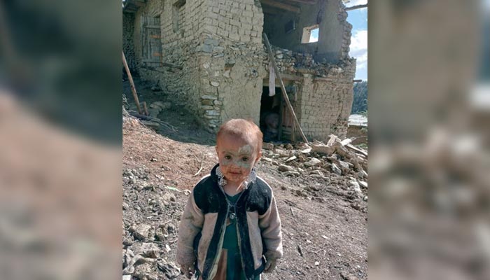 Heartbreaking image of Afghan kid following earthquake goes viral