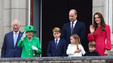 Photo of Queen Elizabeth II ends historic jubilee in person
