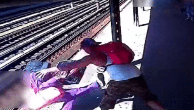Photo of Video: Man in New York pushes old lady on train tracks