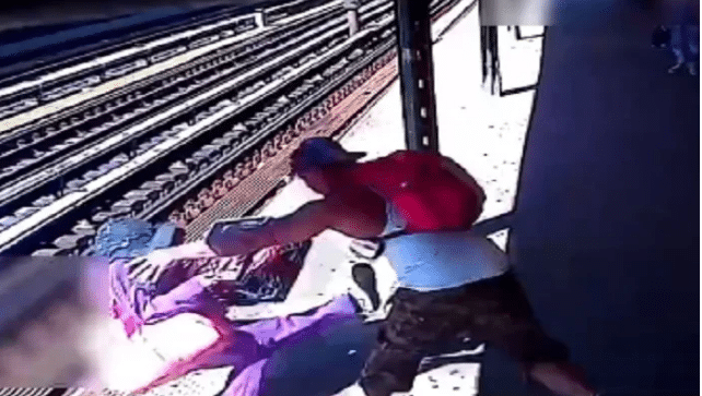 Video: Man in New York pushes old lady on train tracks