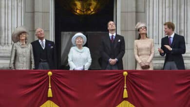 Photo of Crowds cheer queen at historic jubilee celebrations