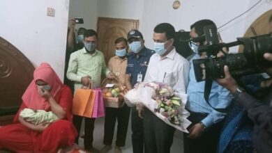 Photo of PM greets parents of triplets