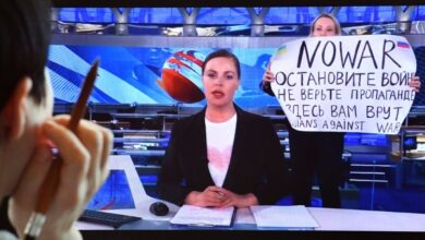 Photo of Russian journalist who protested Ukraine operation on TV detained
