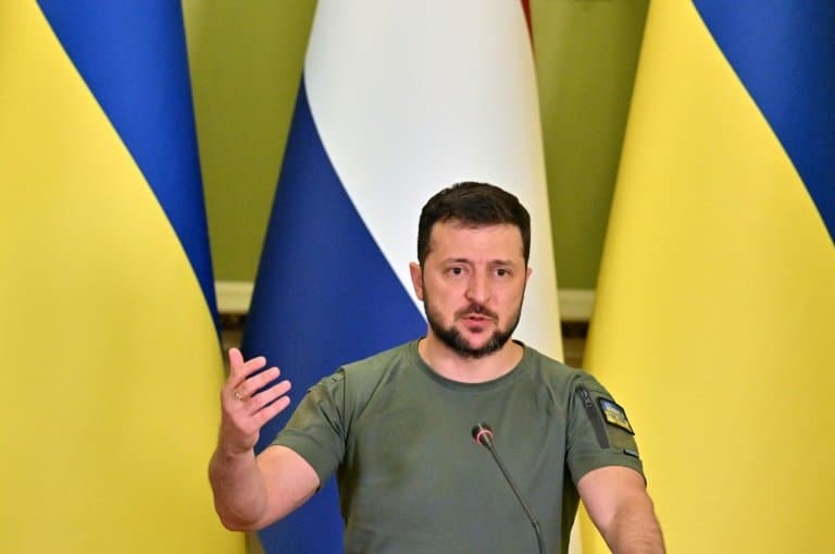 Ukraine president sacks top prosecutor, security head in shakeup