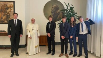 Photo of Elon Musk breaks Twitter silence with photo with Pope