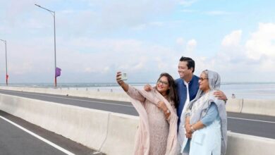 Photo of PM in selfie with Joy, Putul on Padma Bridge