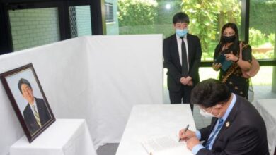 Photo of Momen pays tribute to Abe signing condolence book