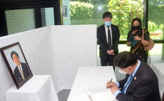Momen pays tribute to Abe signing condolence book