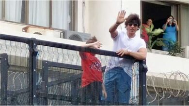 Photo of Shah Rukh Khan and AbRam greet fans at Mannat on Eid-ul-Adha 2022, pics go viral